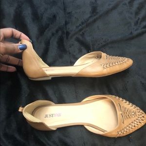 Flat tan shoe